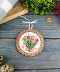 Mini siuvinėjimas kryželiu ant medinės plokštelės – Tulpės, 8×8 cm, puiki dovana - kaSiulai.lt