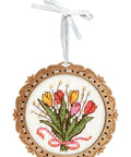 Mini siuvinėjimas kryželiu ant medinės plokštelės – Tulpės, 8×8 cm, puiki dovana - kaSiulai.lt