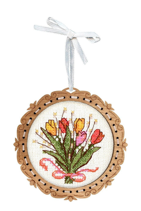 Mini siuvinėjimas kryželiu ant medinės plokštelės – Tulpės, 8×8 cm, puiki dovana - kaSiulai.lt