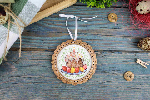 Mini siuvinėjimo komplektas ant medinio pagrindo „Velykinis pyragas“, 8×8 cm - kaSiulai.lt