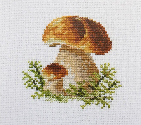 Mini siuvinėjimo kryželiu rinkinys „Balti grybai“, Aida 14 ct, 10×10 cm - kaSiulai.lt