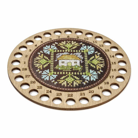 Siuvinėjimo rinkinys siūlų organizatoriui „Namas tarp rugiagėlių“ 15 x 15 cm