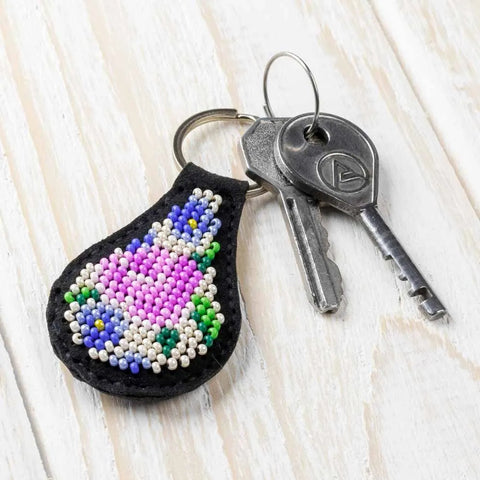 PRECIOSA siuvinėjimo karoliukų rinkinys raktų pakabukui iš dirbtinės odos 4×8 cm