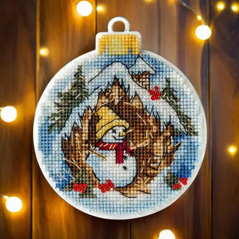 Kalėdinis kryželių siuvinėjimo rinkinys ant plastikinio pagrindo — eglutės pakabukas