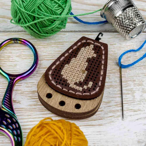 Kompaktiškas siuvinėjimo kryželių rinkinys su adatos įvėrėju, 3×4,5 cm — Wonderland Crafts