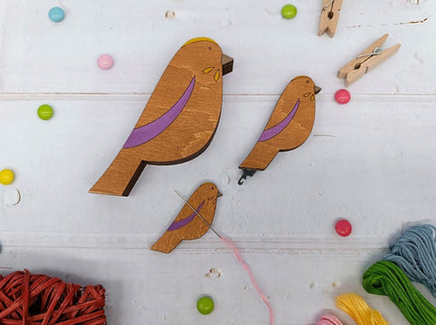 Paukštelio formos violetinis magnetinis adatų laikiklis KF059/200 - 3 - kaSiulai.lt