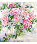Peonijos prie lango — siuvinėjimo komplektas (Aida 14, 46×38 cm, 48 spalvų) - kaSiulai.lt