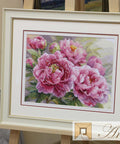 Peonijų siuvinėjimo komplektas „Bijūnai“, 40×30 cm, 14 ct, 45 spalvų - kaSiulai.lt