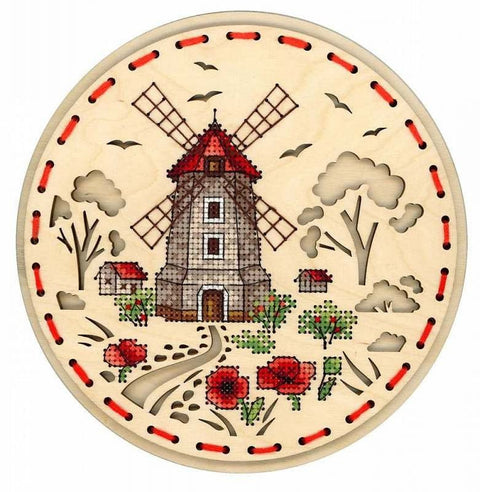 Perforuoto medžio siuvinėjimas kryželiu „Kaimo malūnas“, 18×18 cm - kaSiulai.lt