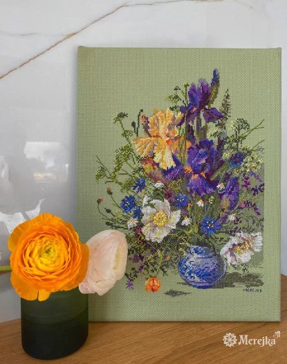 Pilnas siuvinėjimo kryželiu komplektas „Irisai ir laukinės gėlės“, 25×35 cm - kaSiulai.lt