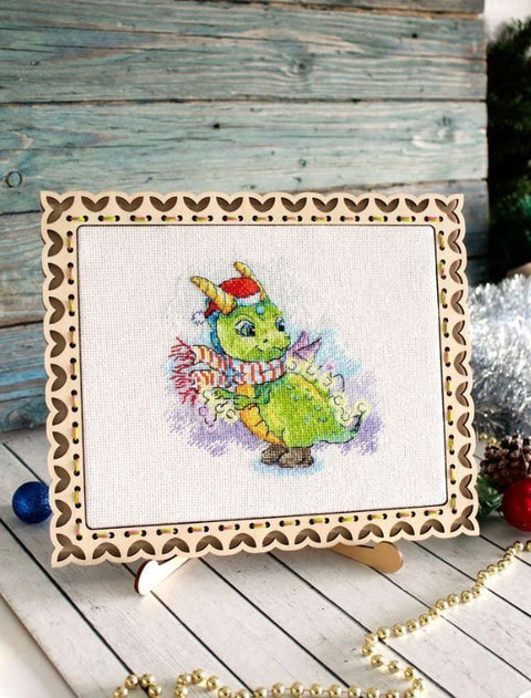 Pradedančiųjų siuvinėjimo rinkinys kryželiu „Žėrintis apdaras“ 15×15 cm - kaSiulai.lt