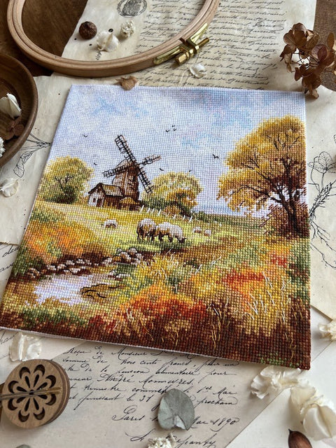 „Prie seno malūno“ – kryželiu siuvinėjimo komplektas, 19×19 cm - kaSiulai.lt