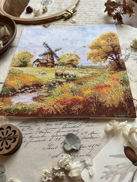 „Prie seno malūno“ – kryželiu siuvinėjimo komplektas, 19×19 cm - kaSiulai.lt