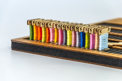 Siūlų ričių organizatorius su adatų pagalvėle, 125 vietos, 45 x 28 cm