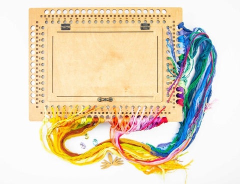 Riešutmedžio adatų laikiklis, 66 skylutės siuvinėtojams - kaSiulai.lt