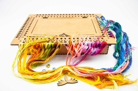 Riešutmedžio adatų laikiklis, 66 skylutės siuvinėtojams - kaSiulai.lt