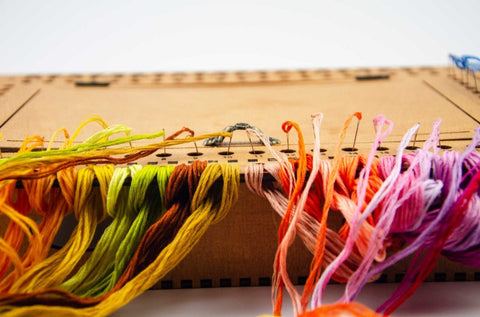 Riešutmedžio adatų laikiklis, 66 skylutės siuvinėtojams - kaSiulai.lt