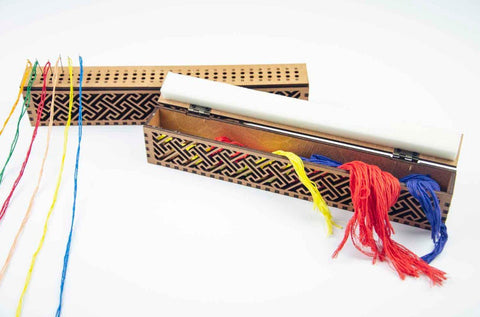 Riešutmedžio adatų stovas — 60 skylių siuvinėjimo organizatorius - kaSiulai.lt