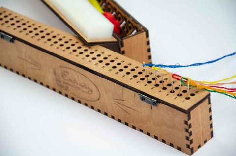 Riešutmedžio adatų stovas — 60 skylių siuvinėjimo organizatorius - kaSiulai.lt