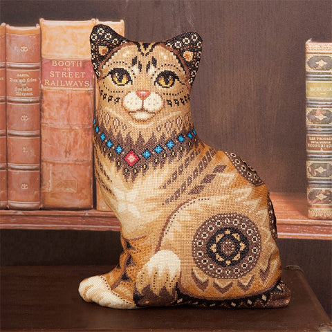 Rinkinys siuvinėjimui kryželiu „Pagalvės katinas“ 34,5×46,5 cm - kaSiulai.lt