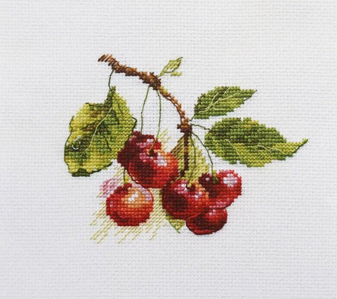 Rinkinys siuvinėjimui kryželiu „Vyšnios“ – Aida 14 ct, 16 spalvų, 11×8 cm - kaSiulai.lt