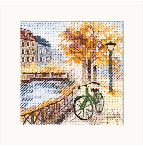 Rudens miesto scena prie kanalo — siuvinėjimas kryželiu, 7×7 cm (linas 14 ct) - kaSiulai.lt