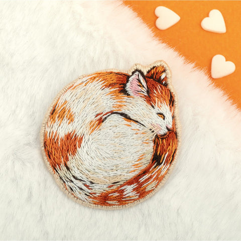 Sagė „Mieganti katė“ — siuvinėjimo komplektas 4,5×4,5 cm - kaSiulai.lt