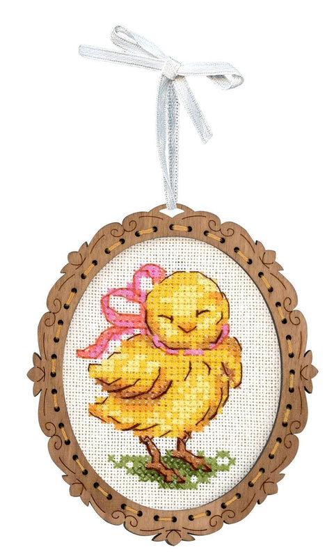Siuvinėjimas kryželiu ant medinės bazės — Vištelė su kaspinu, 10×9 cm - kaSiulai.lt
