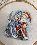 Siuvinėjimas kryželiu „Močiutė ir Kalėdų Senelis“, 13,5×13,5 cm - kaSiulai.lt