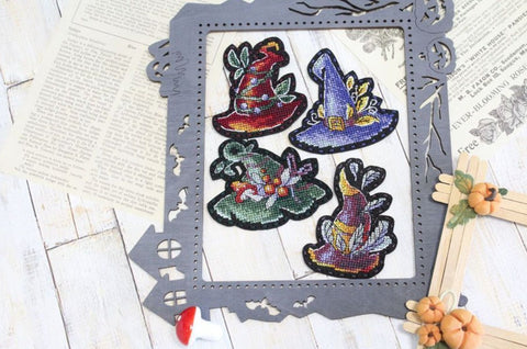 Siuvinėjimo ant veltinio komplektas „Magic Hats“ – ikonėlės ir magnetai - kaSiulai.lt