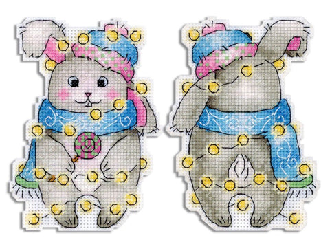 Siuvinėjimo komplektas ant plastikinės kanvos „Naujametis zuikis“, 12×9 cm - kaSiulai.lt