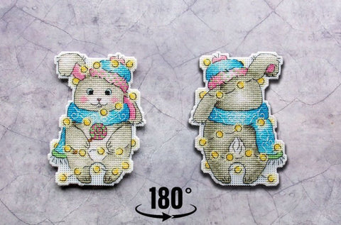 Siuvinėjimo komplektas ant plastikinės kanvos „Naujametis zuikis“, 12×9 cm - kaSiulai.lt