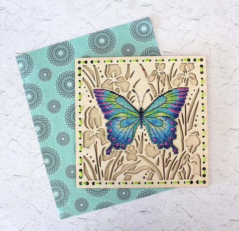 Siuvinėjimo komplektas „Gėlių pievoje“ ant perforuotos medienos, 20×20 cm, 13 spalvų - kaSiulai.lt