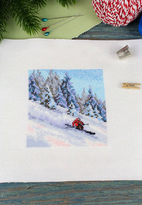 Siuvinėjimo komplektas „Kalno šlaite“, 11×11 cm — puiki dovana - kaSiulai.lt