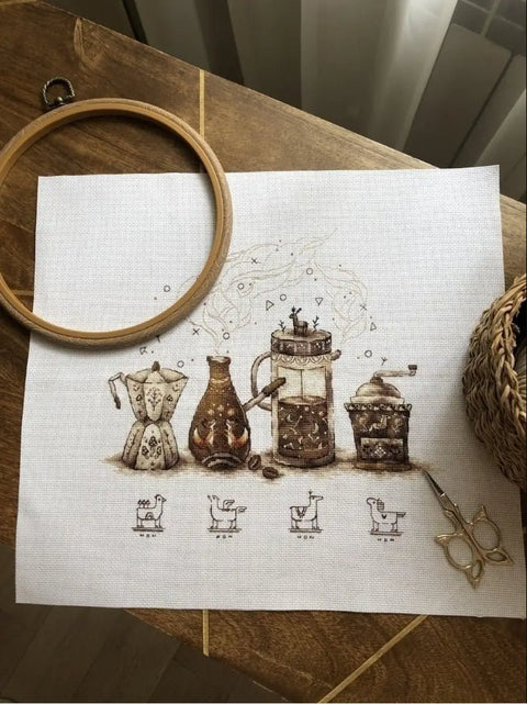Siuvinėjimo komplektas „Kavos mylėtojams“ — Aida 16 ct, 25 spalvos, 27×25 cm - kaSiulai.lt