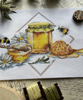 Siuvinėjimo komplektas kryželiu „Bitės ir medus“ — 27×20 cm - kaSiulai.lt