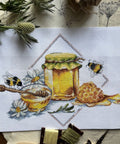 Siuvinėjimo komplektas kryželiu „Bitės ir medus“ — 27×20 cm - kaSiulai.lt