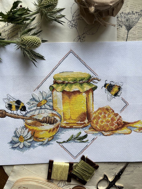 Siuvinėjimo komplektas kryželiu „Bitės ir medus“ — 27×20 cm - kaSiulai.lt