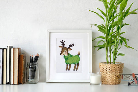 Siuvinėjimo komplektas kryželiu „Elniukas megztinyje“ – puiki dovana - kaSiulai.lt