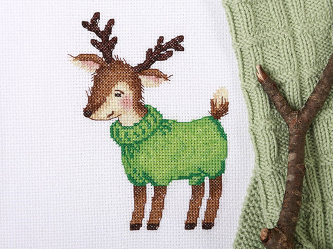 Siuvinėjimo komplektas kryželiu „Elniukas megztinyje“ – puiki dovana - kaSiulai.lt