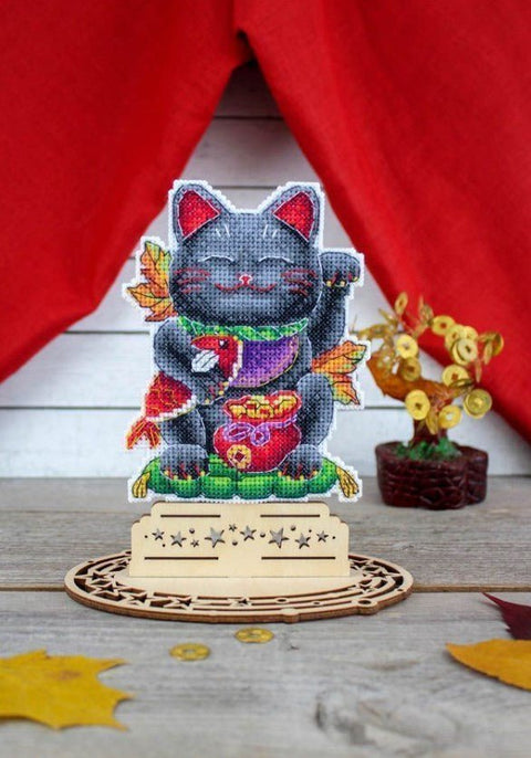 Siuvinėjimo komplektas kryželiu „Juodas Maneki - neko“ — laimės katinas - kaSiulai.lt