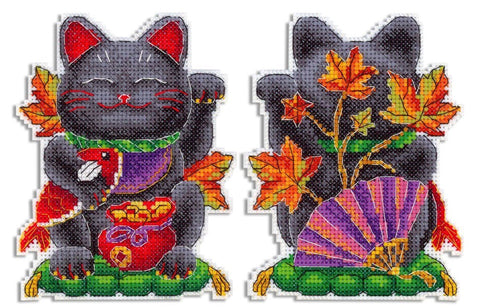 Siuvinėjimo komplektas kryželiu „Juodas Maneki - neko“ — laimės katinas - kaSiulai.lt