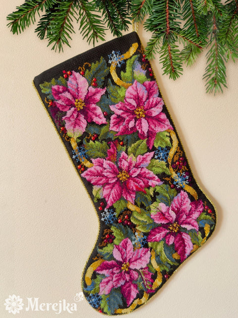 Siuvinėjimo komplektas kryželiu — kalėdinė kojinė su rožine puansetija, 35×22 cm - kaSiulai.lt