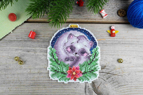 Siuvinėjimo komplektas kryželiu: kalėdinis burbulas su meškėnu, 10×9 cm - kaSiulai.lt