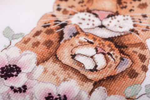 Siuvinėjimo komplektas kryželiu „Leopardė su jaunikliu“ – sienų dekorui - kaSiulai.lt