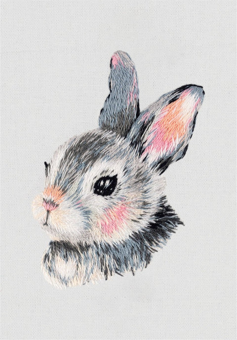 Siuvinėjimo komplektas kryželiu „Mažas zuikis“ 8×6 cm — pradedantiesiems - kaSiulai.lt