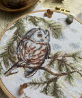 Siuvinėjimo komplektas kryželiu „Mažoji pelėda“ 20×15 cm — pradedantiesiems - kaSiulai.lt