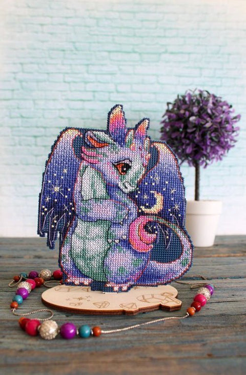 Siuvinėjimo komplektas kryželiu „Mėnulio drakonas“, 15×12 cm - kaSiulai.lt