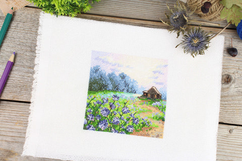 Siuvinėjimo komplektas kryželiu „Peizažas su cikorijomis“ 11×11 cm - kaSiulai.lt