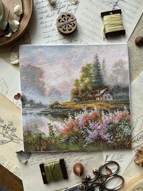 Siuvinėjimo komplektas kryželiu „Rūko žemė“, 19×19 cm — ramus peizažas - kaSiulai.lt